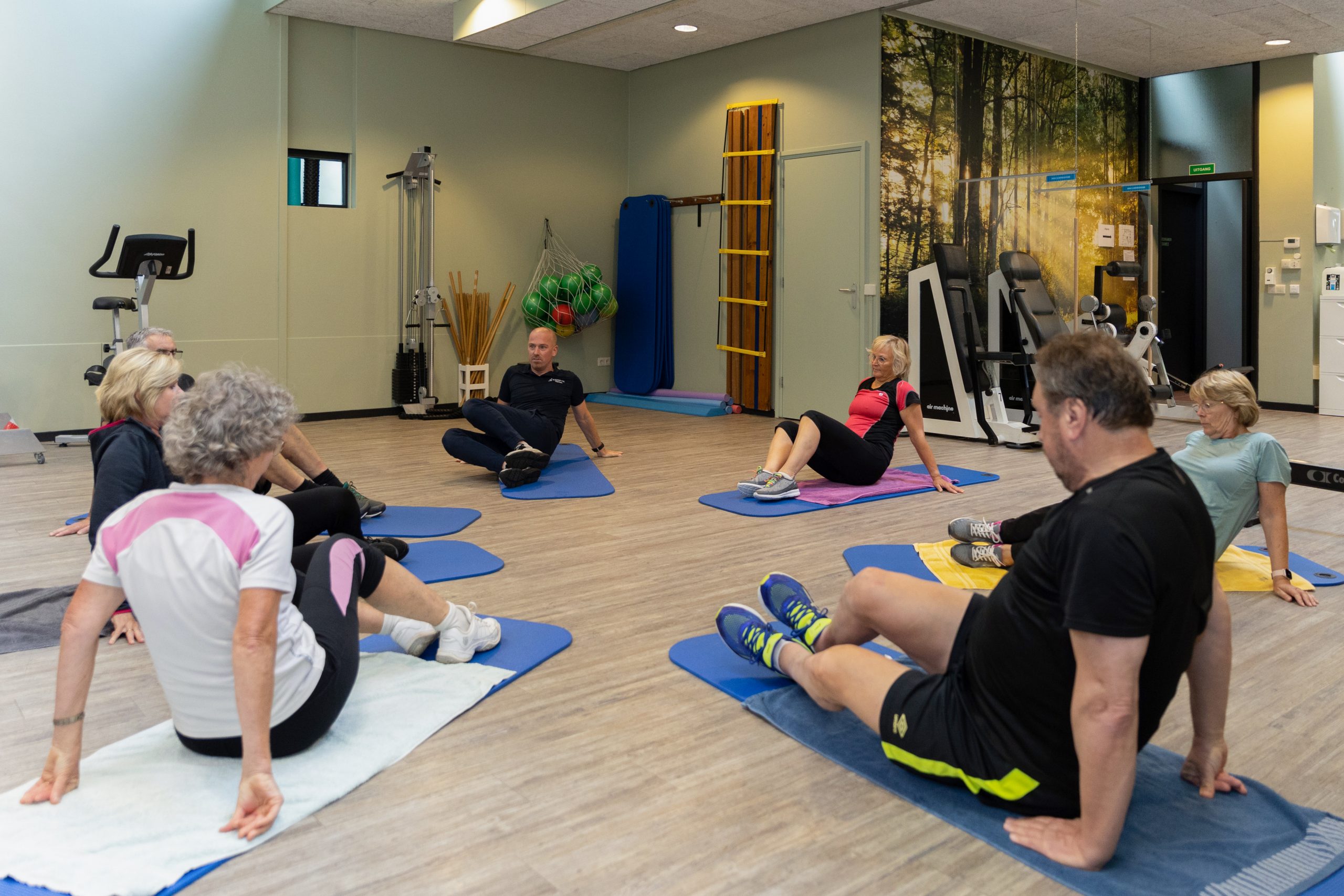 Een training bij de fysiosportief bestaat uit een half uur grondoefeningen en daarna kunt u gebruik maken van de apparatuur.